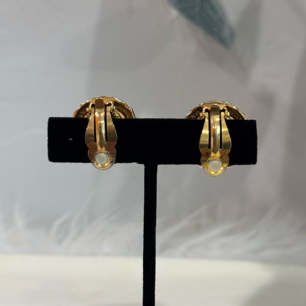 SOLD‼️Chanel 1980s Faux Pearl Button Clip-On Vintage Earrings - Picture 5 of 16